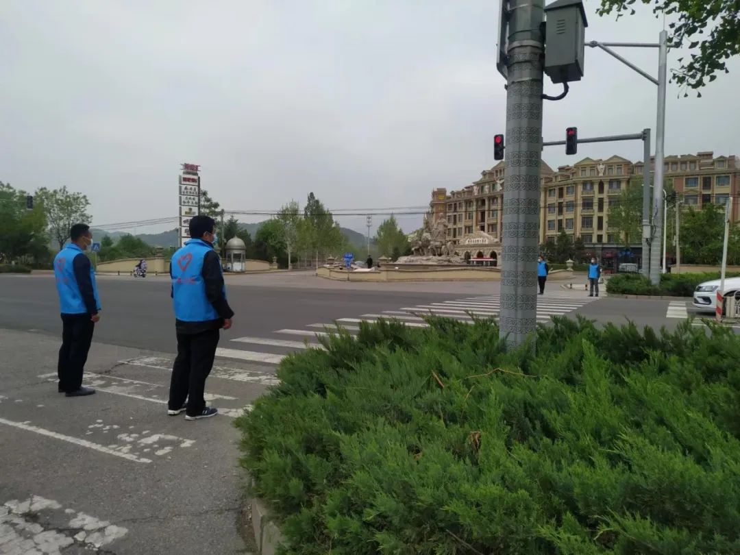 雁栖镇“五员上岗助创城”志愿服务活动(2).jpg
