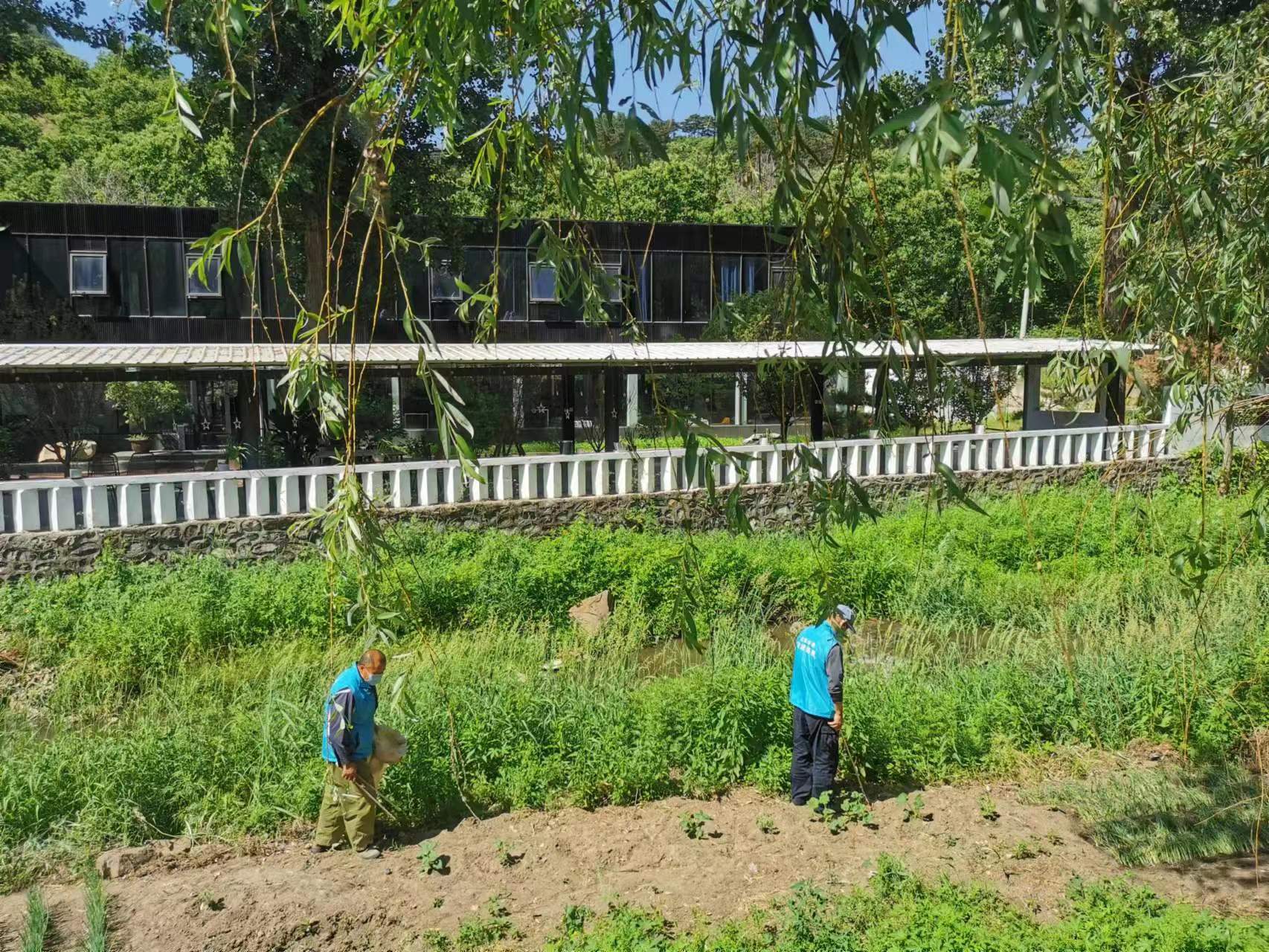 水务员河边捡垃圾2.jpg