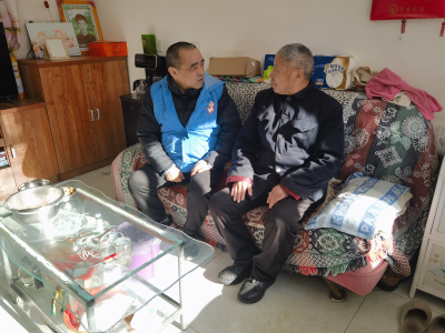 1月14日，西帽山村志愿者刘兴元访问“独居老人”张玉臣。（摄影  尹敏霞）.jpg